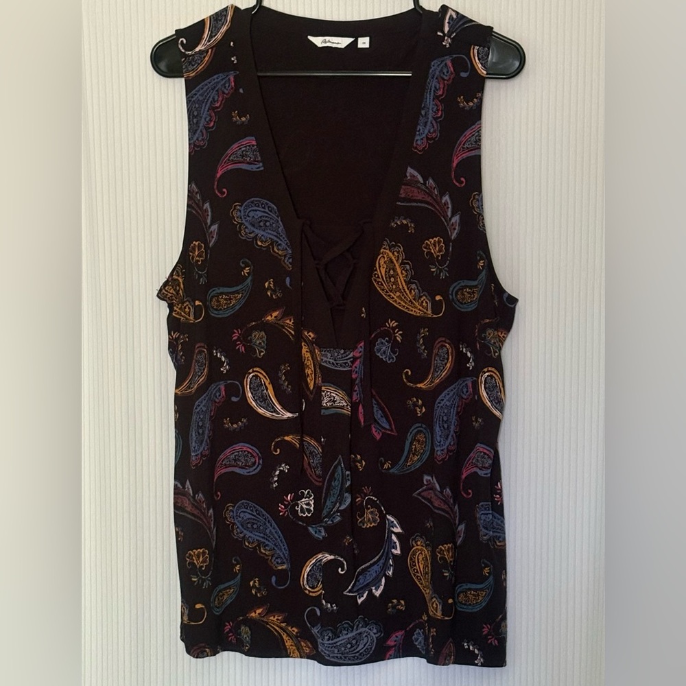 Reitmans Sleeveless Blouse Top Paisley Print on Black V Neck Lightweight